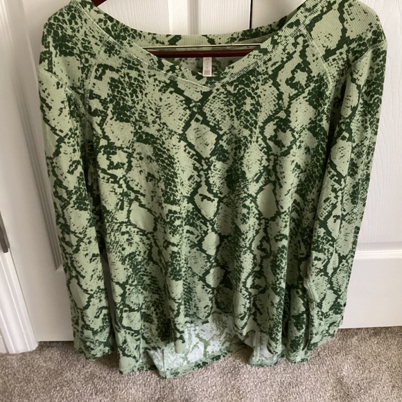 Lula Roe Ladies Green Snake Skin Print 3X Long Sleeve V Neck Shirt - Picture 1 of 7